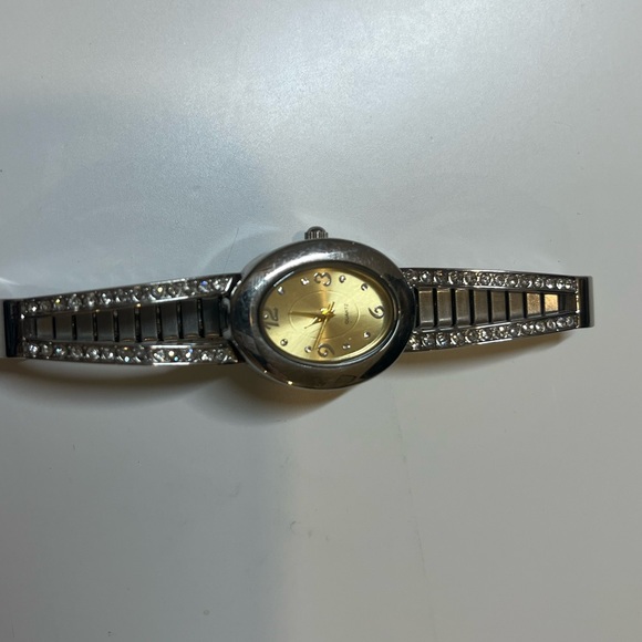 Vintage Avon 2 Tone Watch - Picture 4 of 6